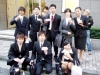 振る舞い酒を楽しむ学生ら